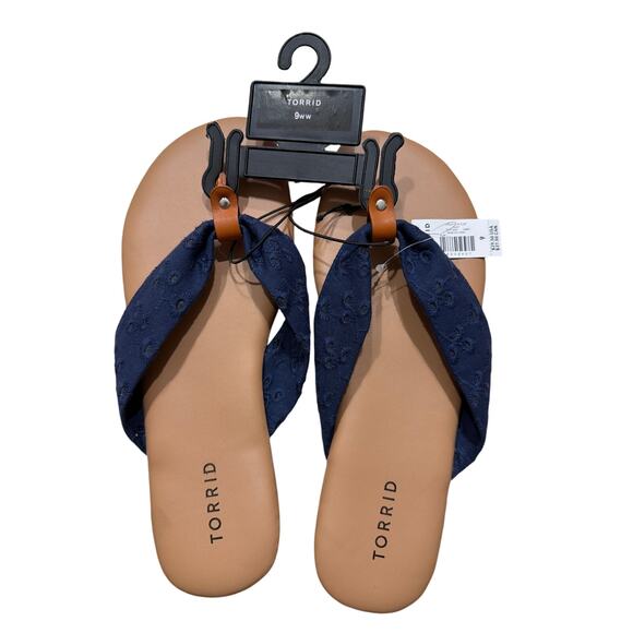 Torrid Women's Plus Size Navy Eyelit Flip Flops Sandals Size 9WW Wide Width New - Picture 1 of 5